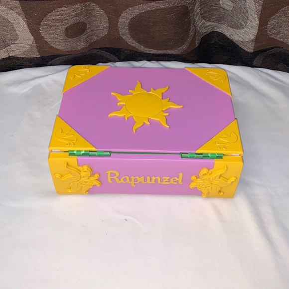 DISNEYPARKS EXCLUSIVE- RAPUNZEL STORYBOOK PLAYSET - Picture 4 of 11